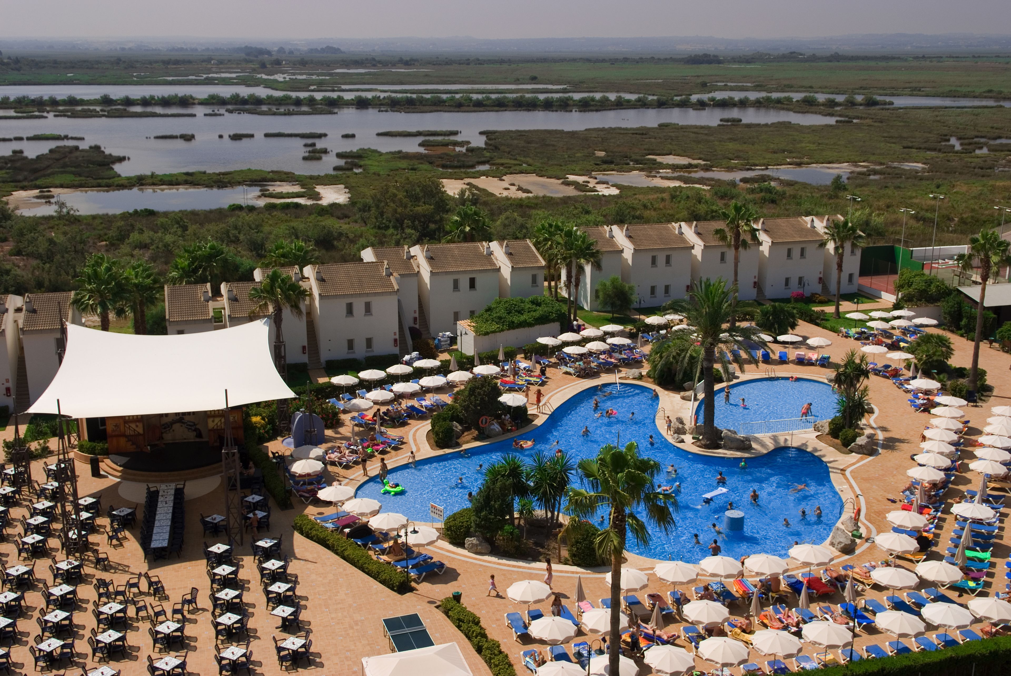 Piscine extérieure, chaises longues