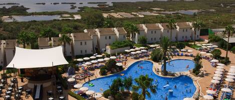 Piscine extérieure, chaises longues