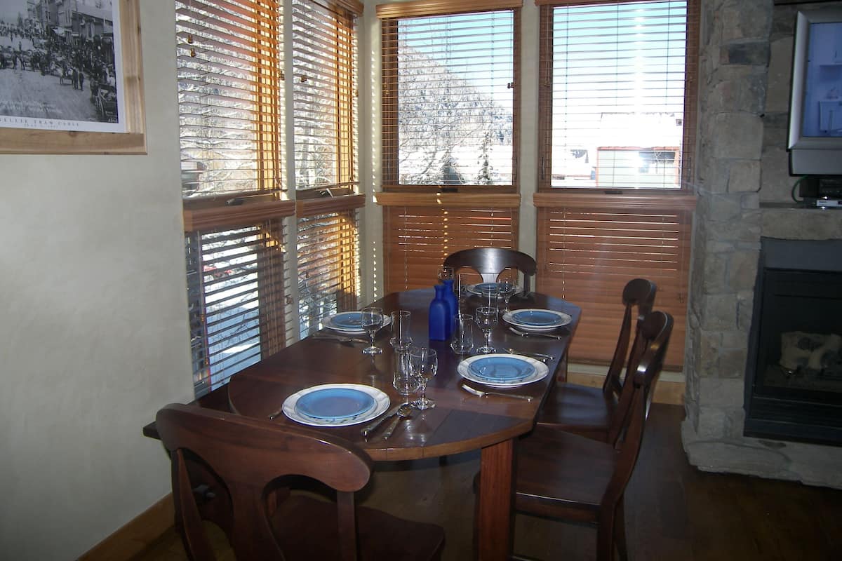 2 Bedroom / Loft / 2 Bathroom Silver - 326 | In-room dining