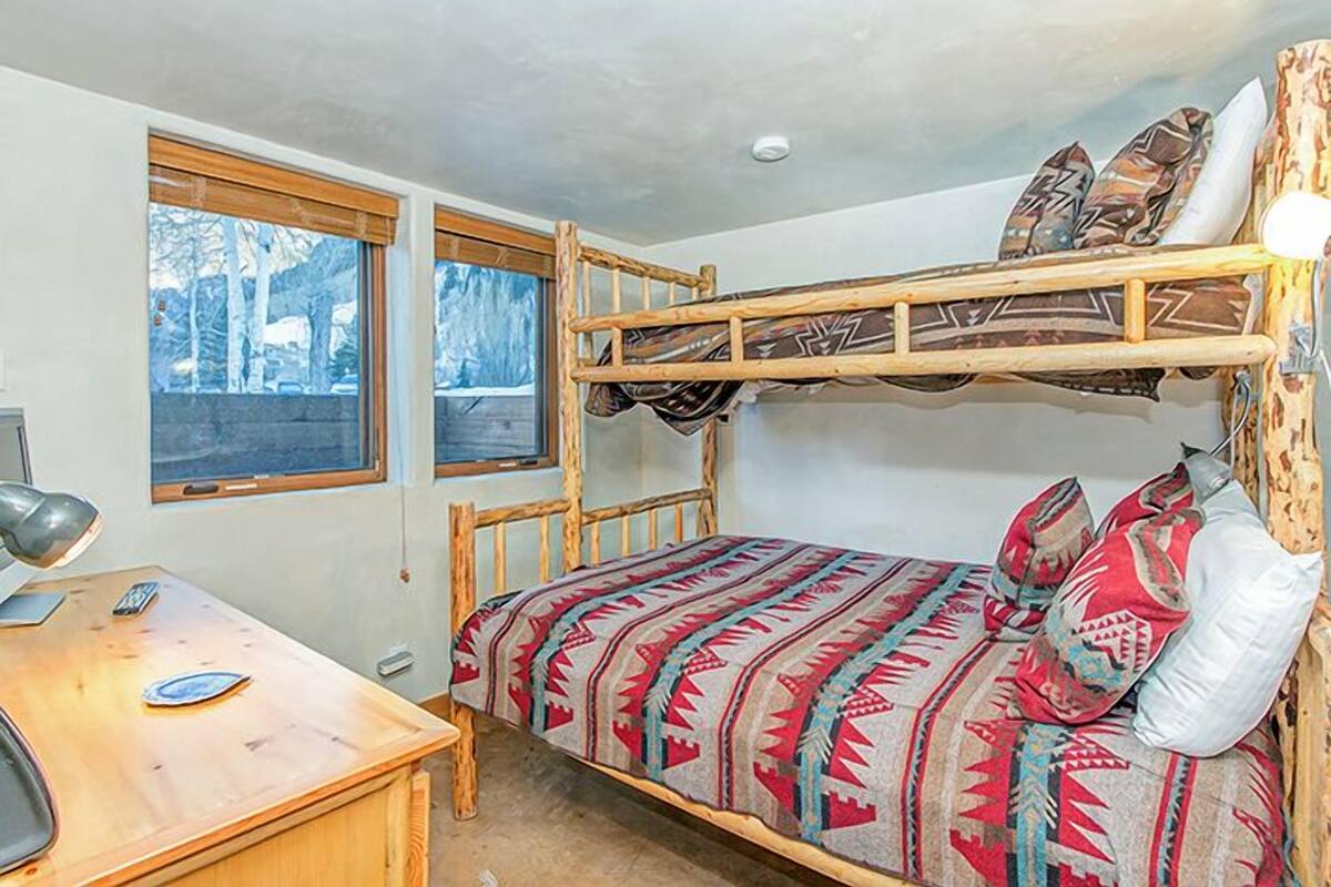 3 Bedroom and 3 Bathroom Bronze - 529  | Individually decorated, individually furnished