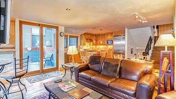 3 Bedroom and 3 Bathroom Bronze - 529 | Living area | Flat-screen TV, DVD player