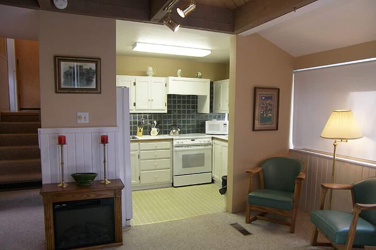 3 Bedroom / 2.5 Bathroom Gold - 535 | Private kitchen | Microwave, stovetop, dishwasher, coffee/tea maker