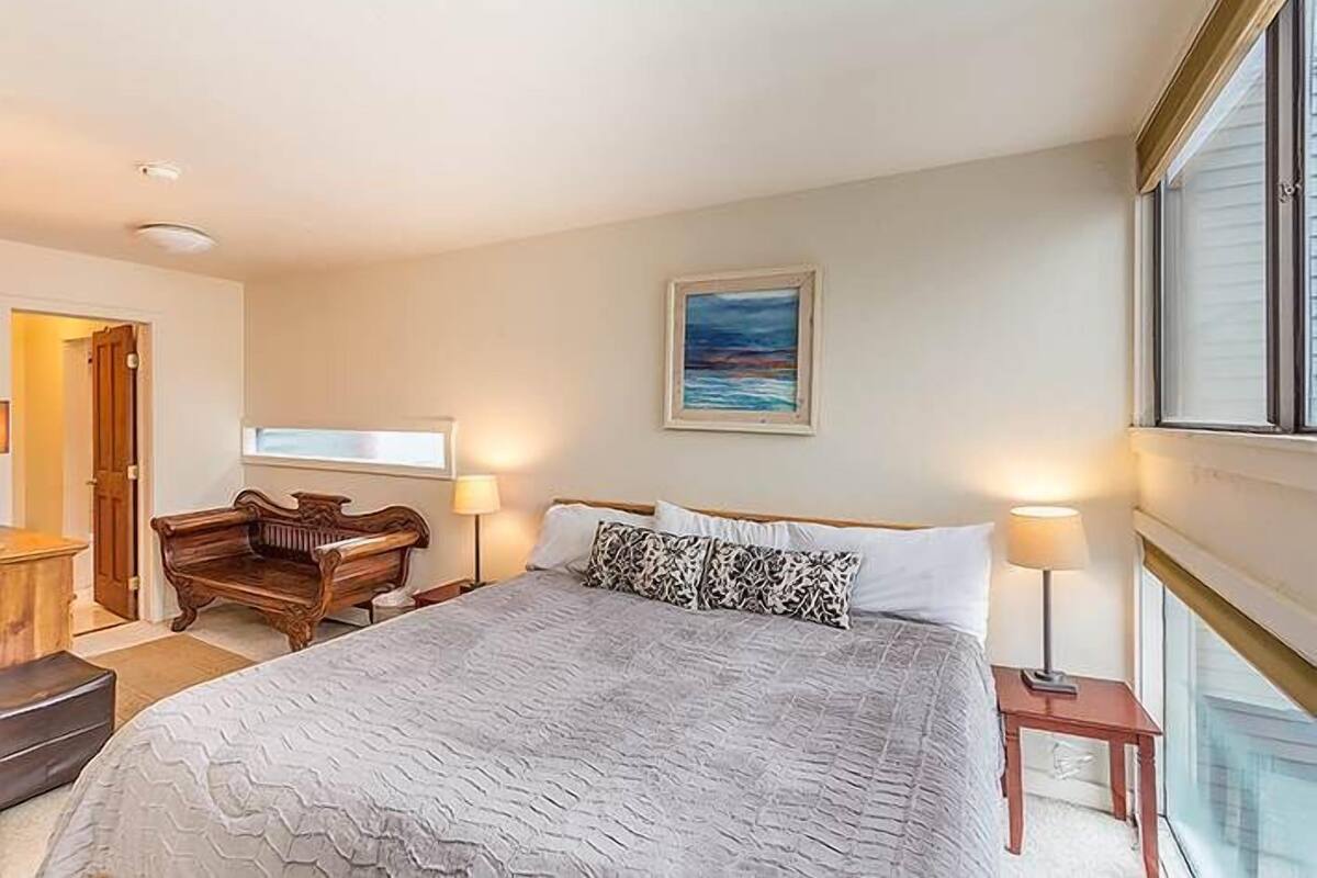 1 Bedroom / 1 Bathroom Silver - 401 | Individually decorated, individually furnished