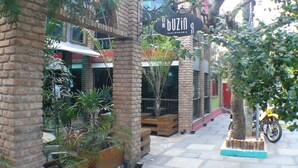 A brick building with a sign that reads "buzin gastronomia". - BÚZIOS BEACH INTERNACIONAL RESIDENCE SERVICE (Búzios)