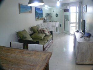 Departamento Deluxe, 1 cama Queen size, vista al jardín, en el área del jardín | Área de sala de estar | Televisión de 32 pulgadas con canales por cable 