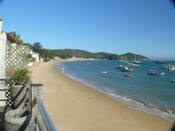 Playa en los alrededores y playa de arena blanca 