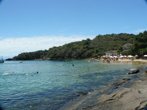 Beach nearby, white sand, beach shuttle, 2 beach bars - BÚZIOS BEACH INTERNACIONAL RESIDENCE SERVICE (Búzios)