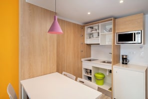 Standard Apartment, 1 Bedroom, Terrace | Private kitchen | Fridge, microwave, stovetop, cookware/dishes/utensils - Aparthotel Acuasol (Peniscola)