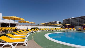 Piscina externa, guarda-sóis, espreguiçadeiras