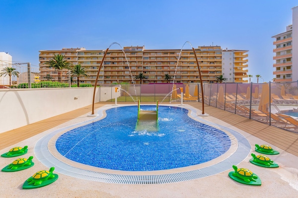 Outdoor pool, pool umbrellas, sun loungers