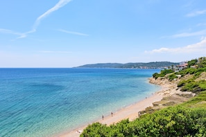 On the beach, sun loungers, fishing - Sea Breeze Apartments Chios (Chios)