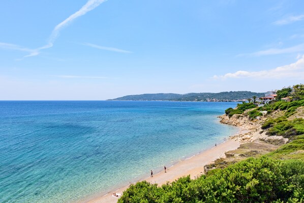 En la playa, camastros y pesca