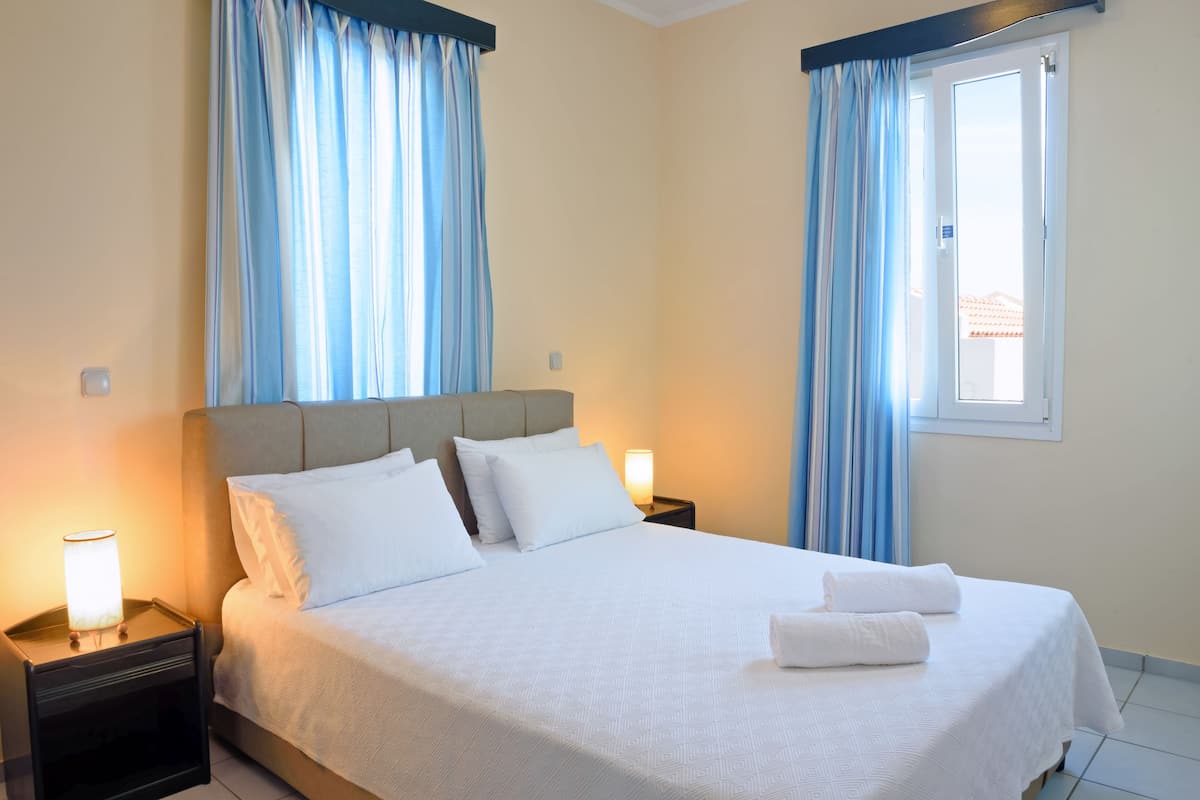 1 bedroom, Egyptian cotton sheets, premium bedding, Select Comfort beds