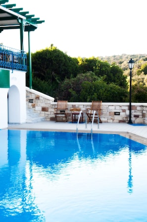 Alberca al aire libre, acceso de 09:30 a 18:00, y camastros