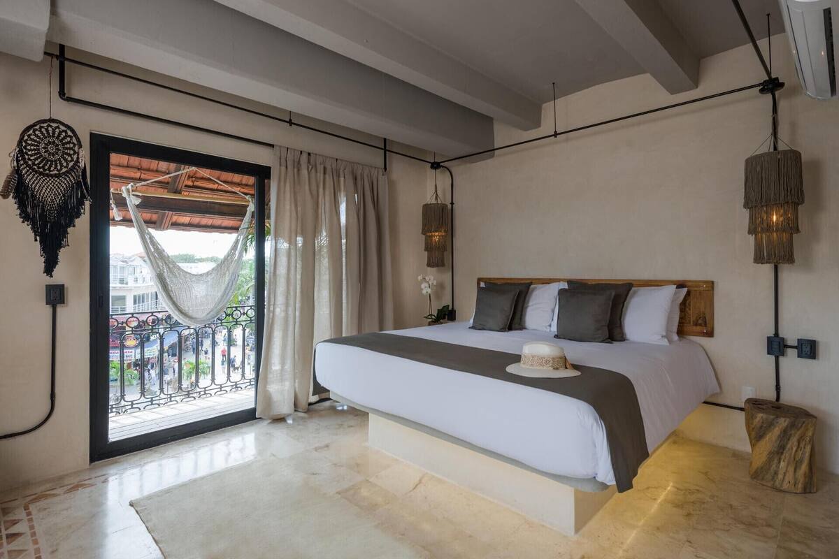 Egyptian cotton sheets, premium bedding, in-room safe, WiFi (free)