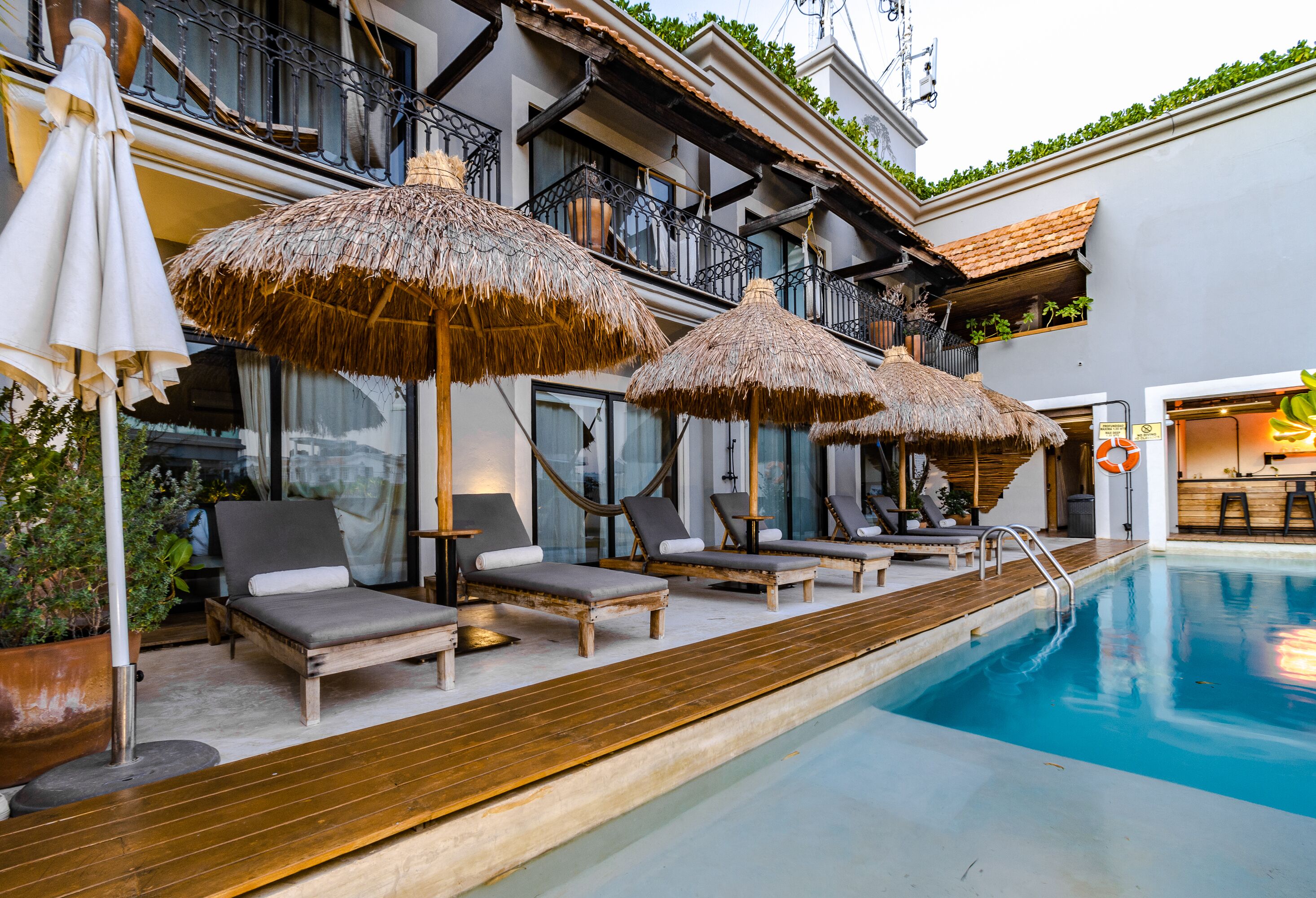 Poolbar
