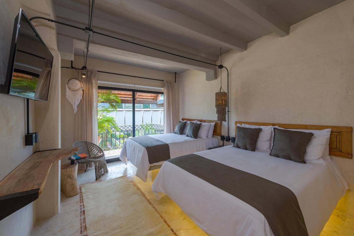 Egyptian cotton sheets, premium bedding, in-room safe, WiFi (free)