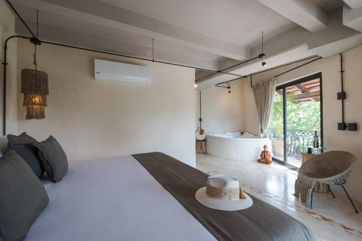 Egyptian cotton sheets, premium bedding, in-room safe, WiFi (free)