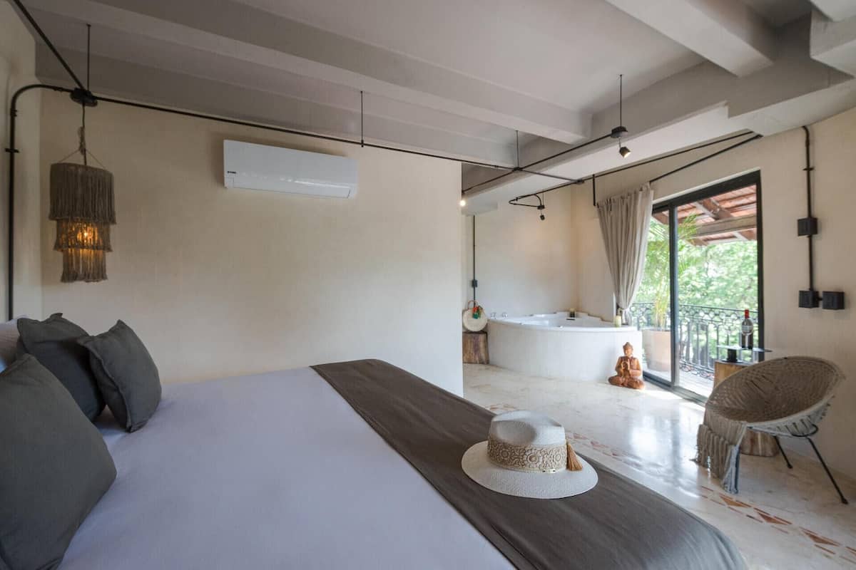 Egyptian cotton sheets, premium bedding, in-room safe, free WiFi
