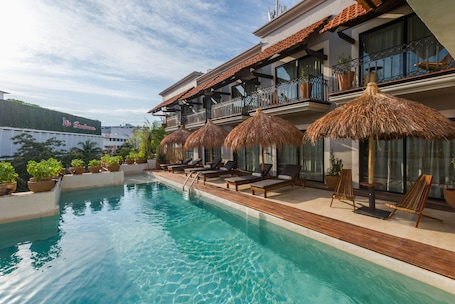 Ulkouima-allas avoinna 10.00â22.00, aurinkovarjoja, aurinkotuoleja