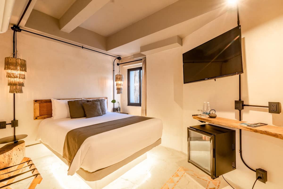 Egyptian cotton sheets, premium bedding, in-room safe, free WiFi