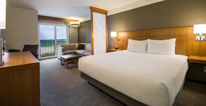 Cofres nos quartos, escrivaninha, cortinas blackout