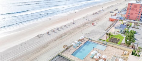 Alberca al aire libre y sombrillas en la alberca