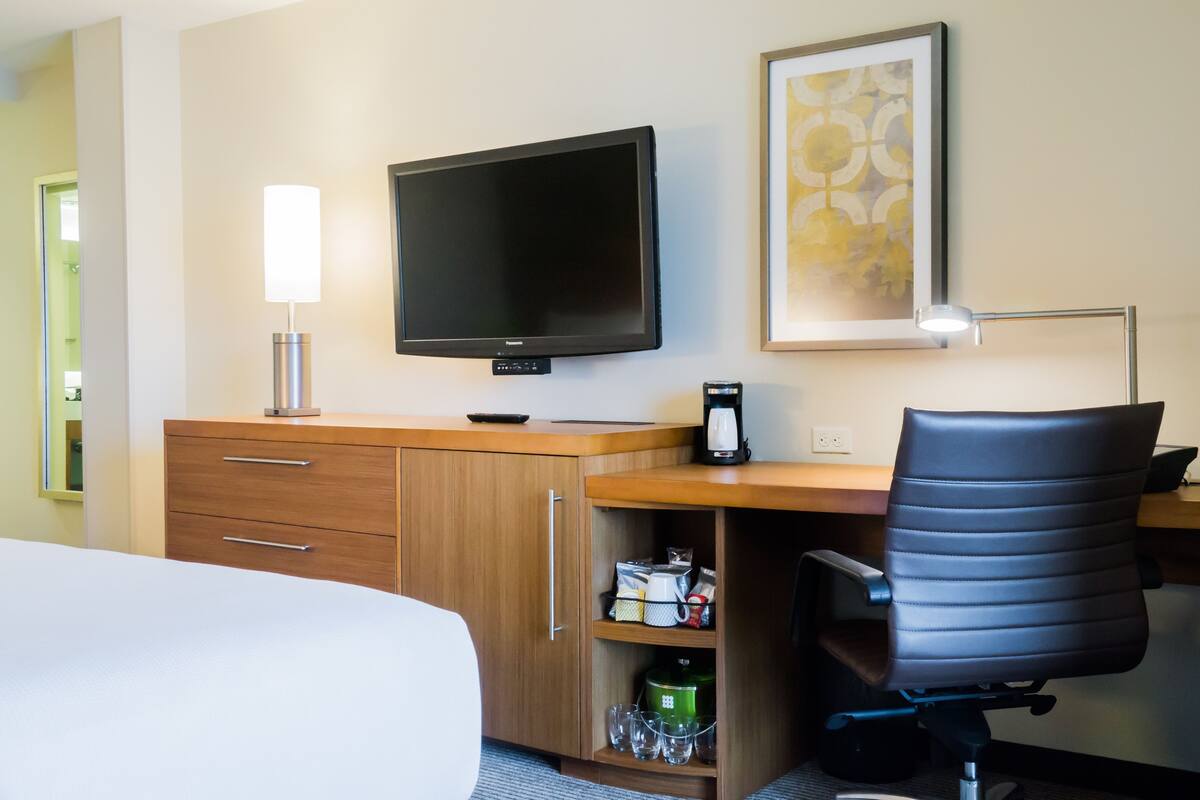 Kamer, 1 kingsize bed | Een kluis op de kamer, een bureau, verduisterende gordijnen