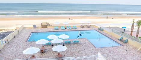 Piscine extérieure, parasols de plage
