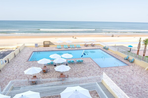 Piscina externa, funciona das 8h às 22h, guarda-sóis