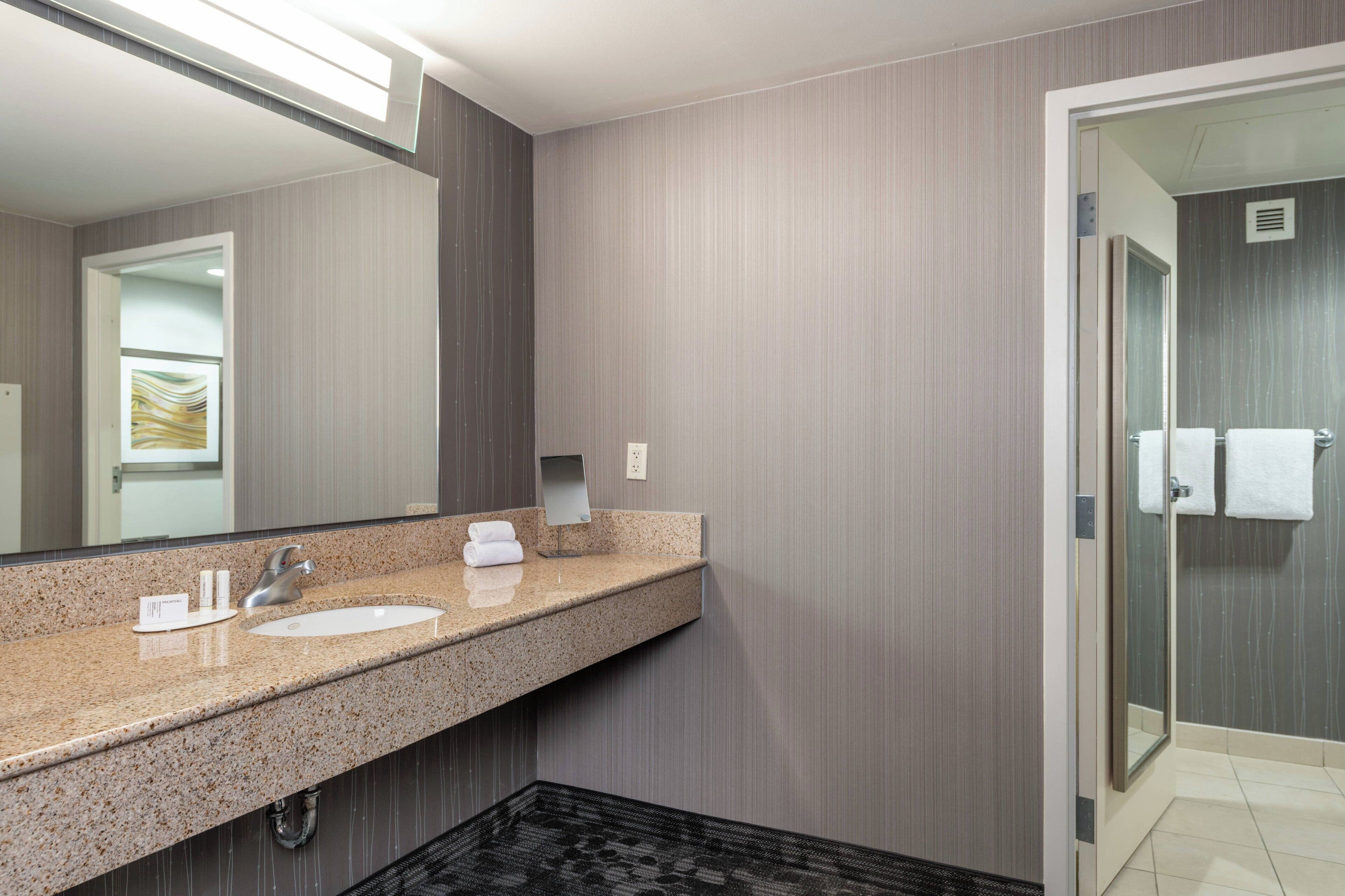 suite, 1 bedroom | bathroom | combined shower/bathtub, free toiletries, hair dryer, towels