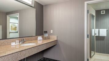 Suite, 1 soverom | Bad | Kombinert dusj/badekar, toalettartikler (inkludert) og hårføner