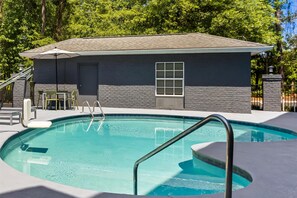 Seasonal outdoor pool - Spark by Hilton Bluffton Hilton Head Island (Bluffton)