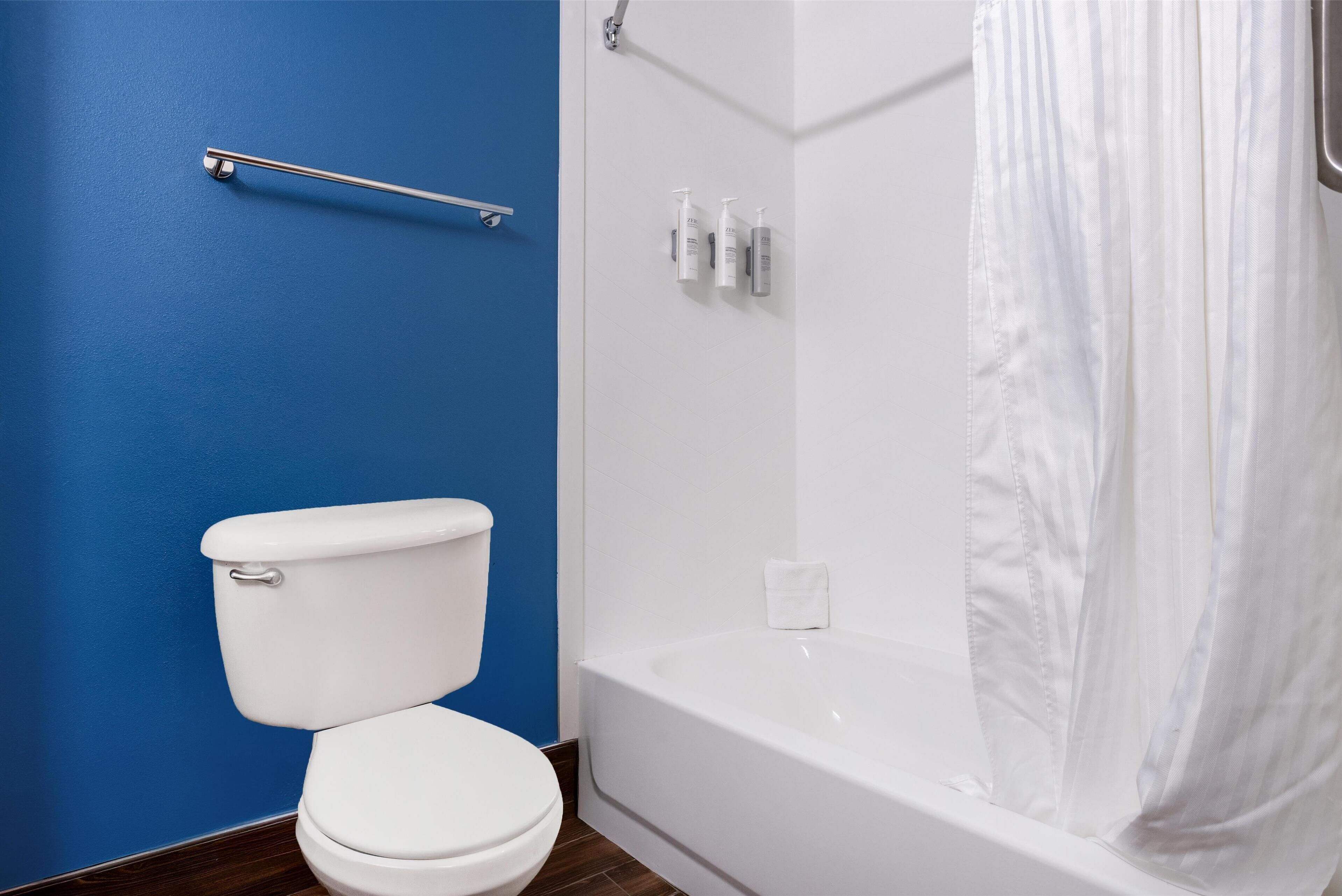 Tina con regadera, amenidades de baño gratuitas, secadora de cabello 