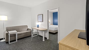 1 Bedroom King Suite | Área de sala de estar | Televisión de pantalla plana