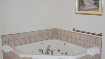 Deluxe Studio Suite, 1 Queen Bed, Non Smoking | Private spa tub