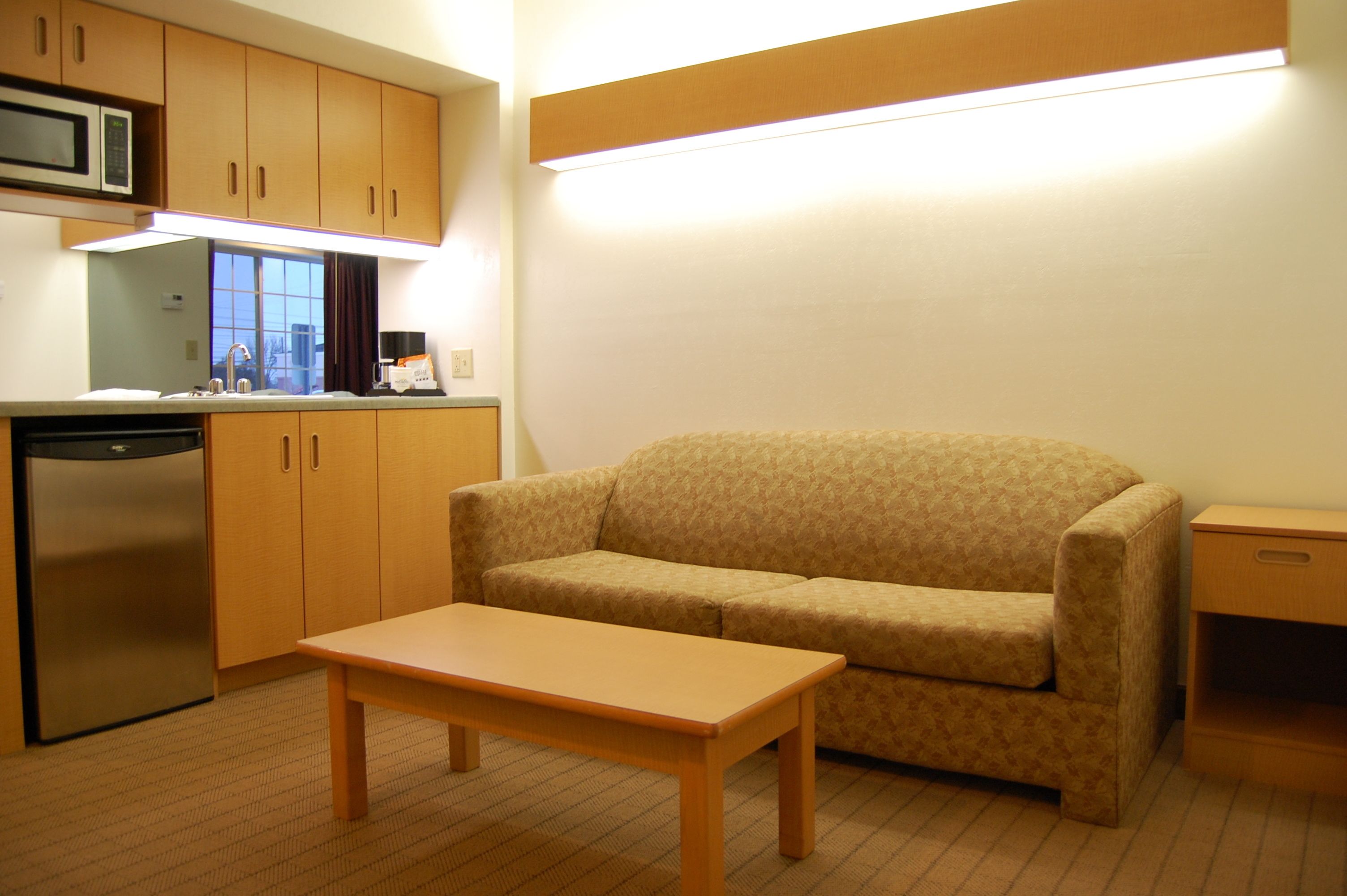 studio suite, 1 queen bed, non smoking | pillow-top beds, in-room safe, desk, blackout curtains