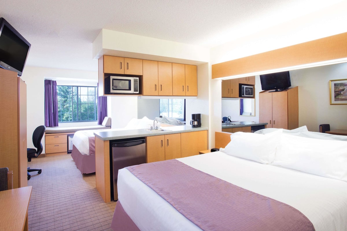 Studio Suite, 2 giường cỡ queen, không hút thuốc | Nệm có lớp đệm bông, két bảo mật tại phòng, bàn, màn/rèm cản sáng 
