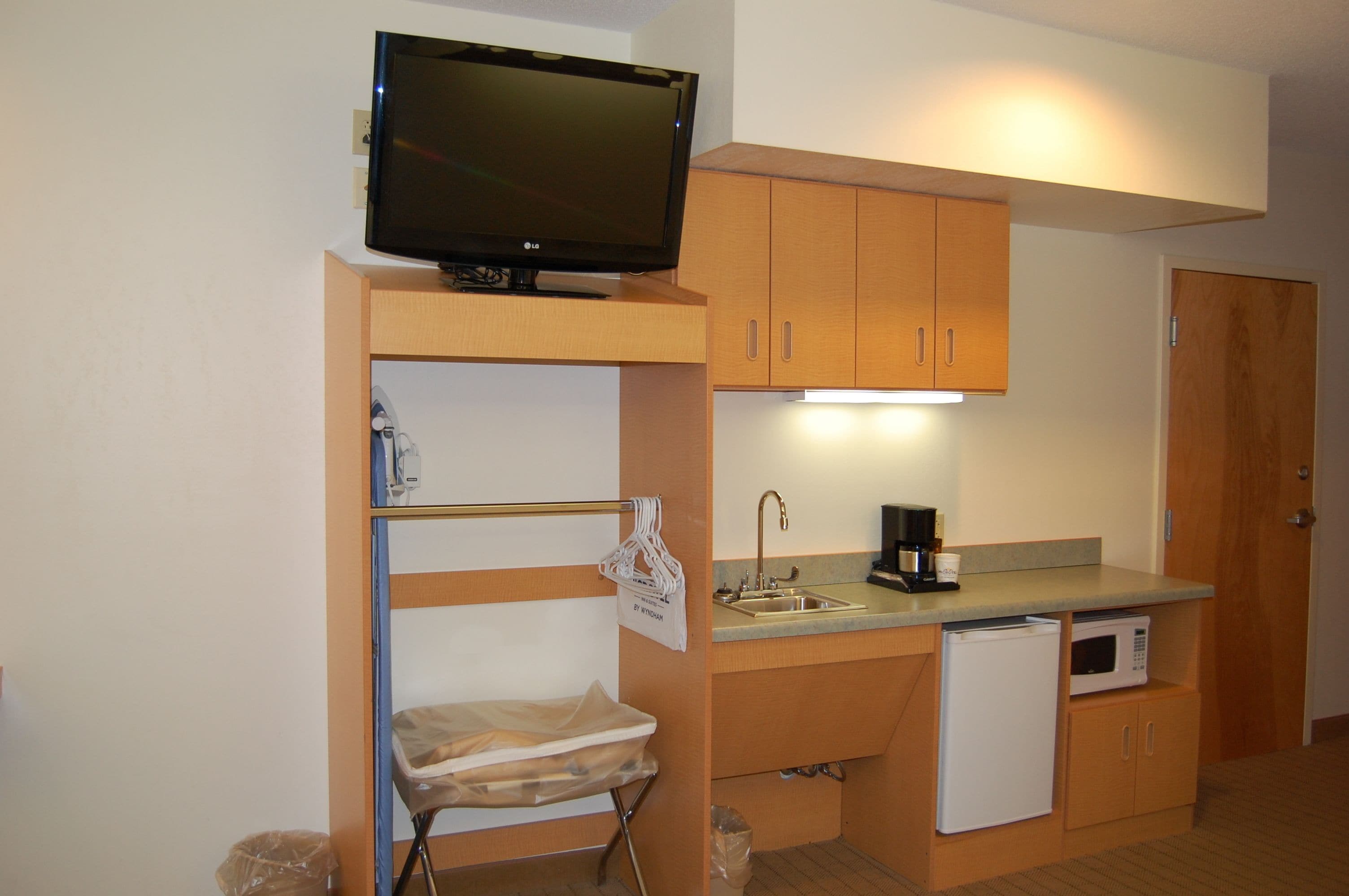 suite, 1 queen bed, accessible, non smoking (bathtub) | pillow-top beds, in-room safe, desk, blackout curtains