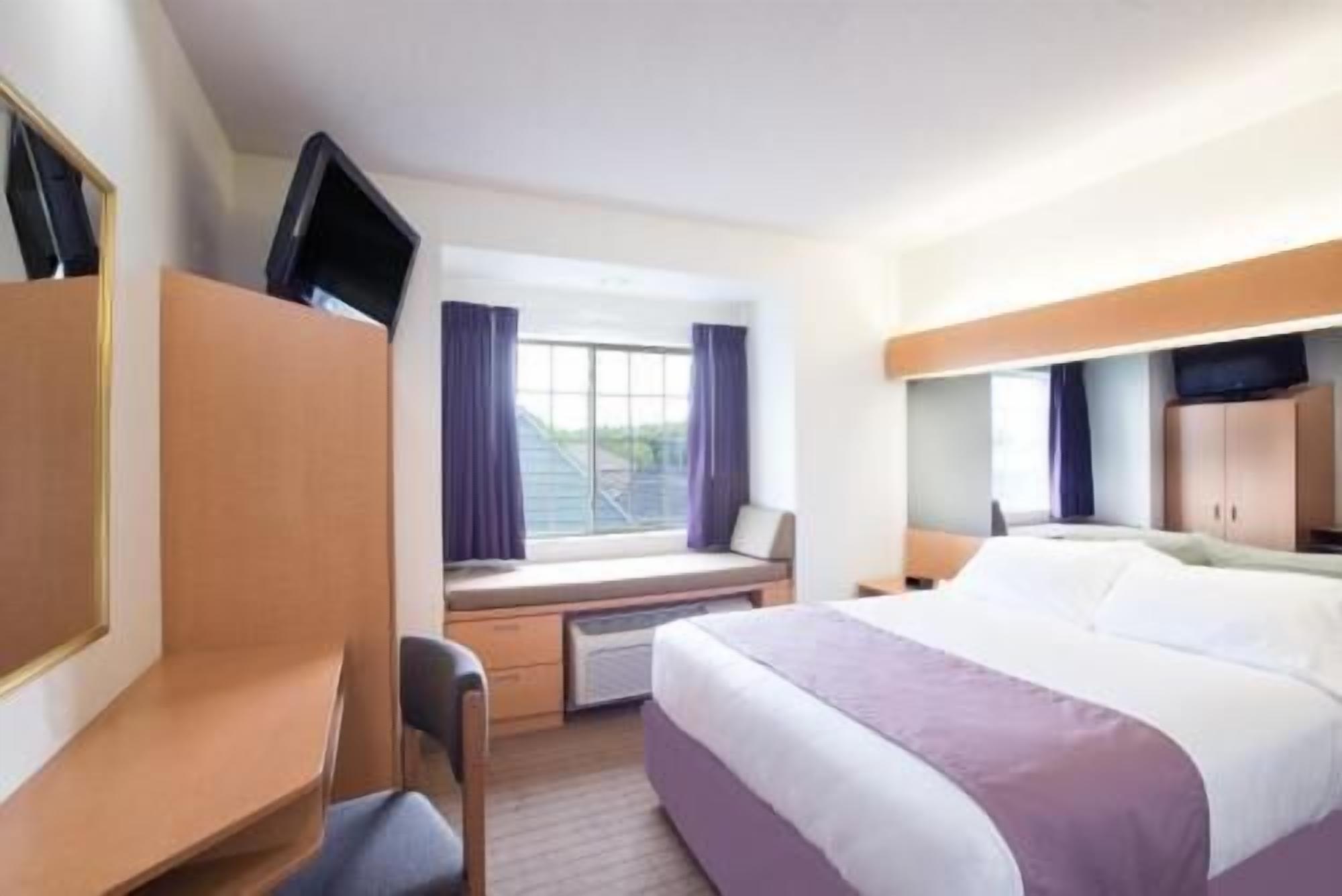 Pillowtop beds, in-room safe, desk, blackout drapes