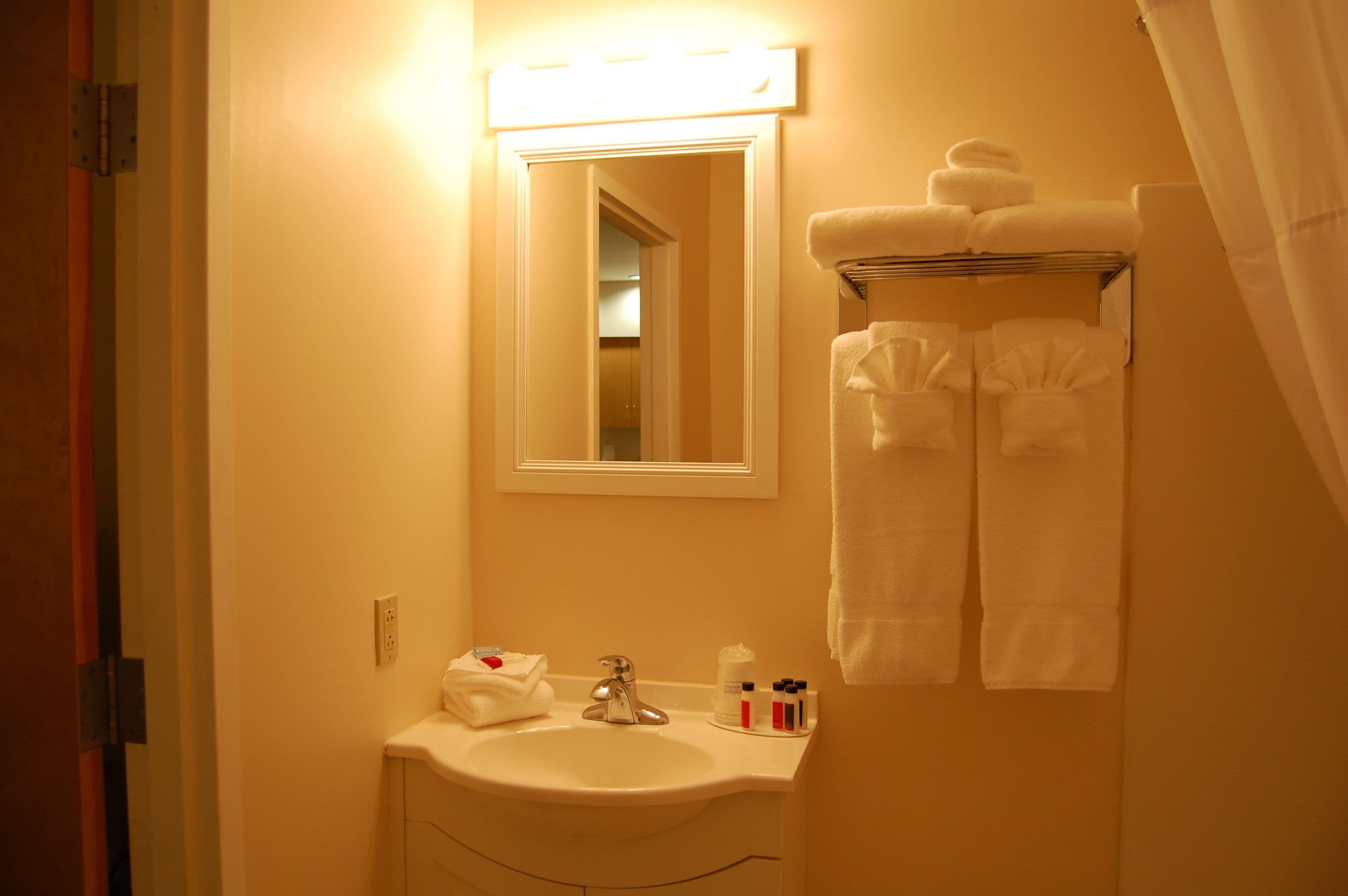 deluxe suite, 2 queen beds, non smoking (two-bedroom) | bathroom sink
