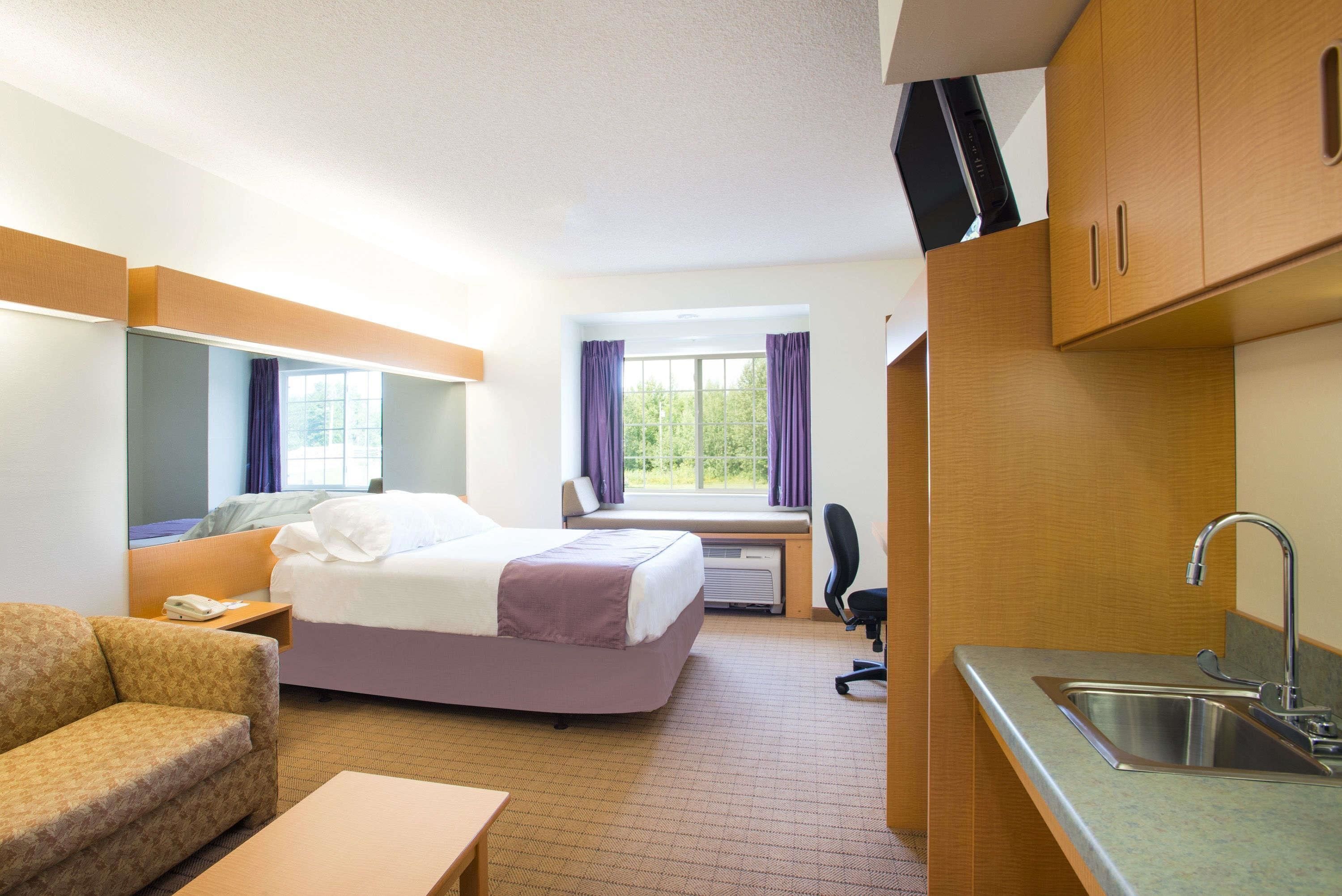 Pillowtop beds, in-room safe, desk, blackout drapes