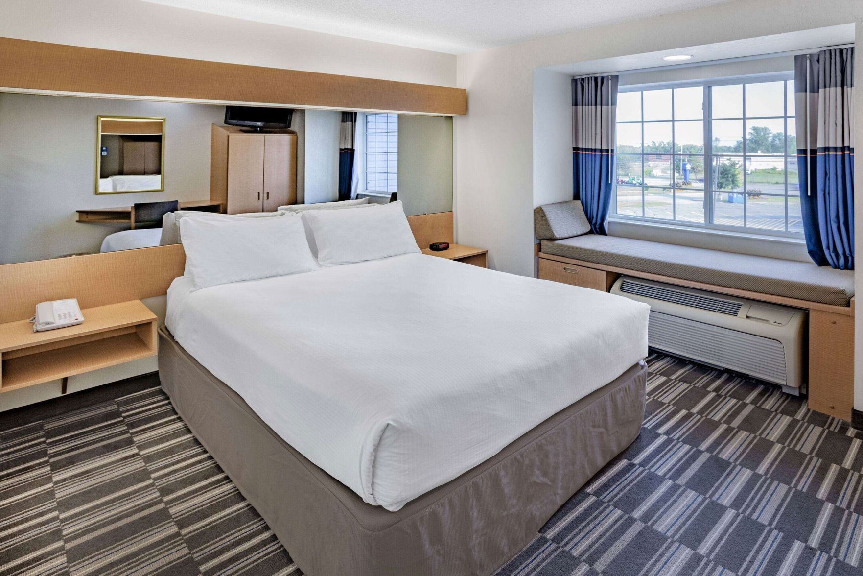 Pillowtop beds, in-room safe, desk, blackout drapes