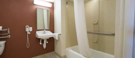 Articles de toilette (gratuits), séchoir à cheveux, serviettes fournies
