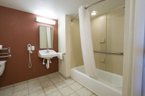 Une salle de bain avec une baignoire, un lavabo et des toilettes.