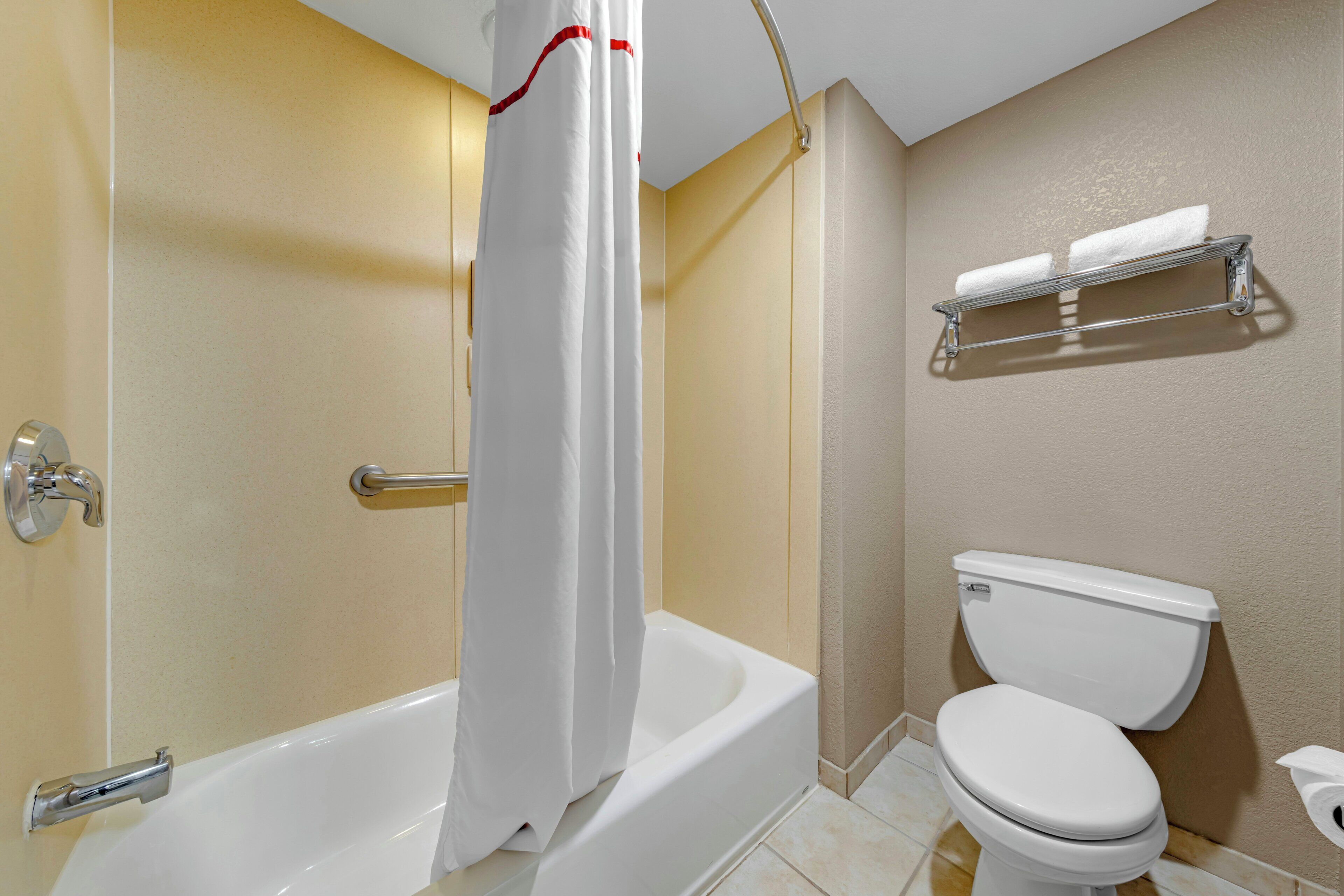 Amenidades de baño gratuitas, secadora de cabello, toallas, jabón 