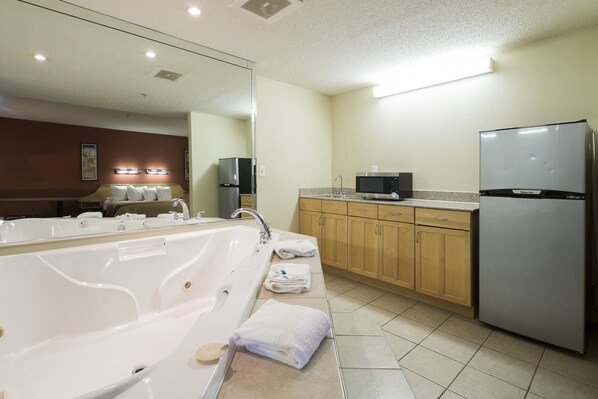 Desk, laptop workspace, blackout curtains, soundproofing - Red Roof Inn & Suites Philadelphia - Bellmawr (Bellmawr)