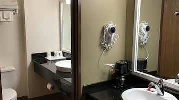 Combined shower/bathtub, hair dryer, towels