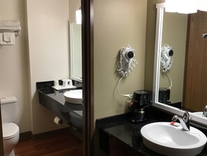 Combined shower/bathtub, hair dryer, towels - Super 8 by Wyndham Driggs (Driggs)