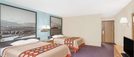 Quarto de hotel com duas camas, uma televisão e um quadro grande na parede.